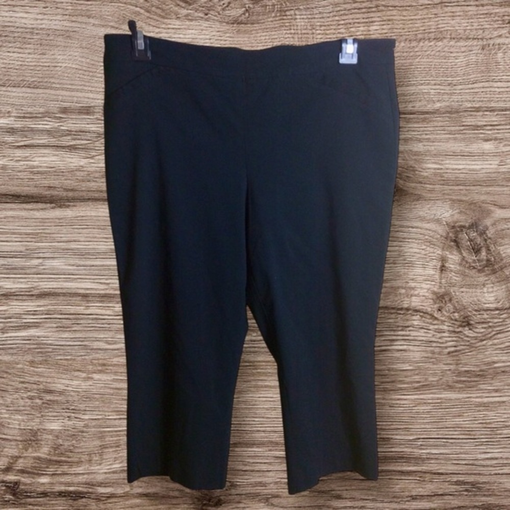 🎈3/$20! 
Kim Rogers black pull on Capri petite 14P